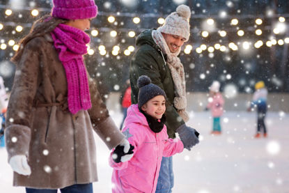Eltern mit Kind auf der Eisfläche